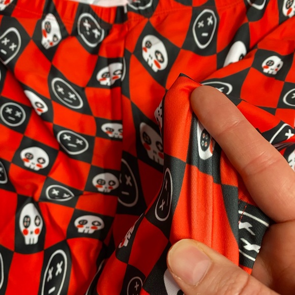 ❤️🖤 2 piece red and black crop top and shorts set❤️🖤 - Picture 8 of 9